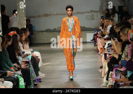 ©Pierre Teyssot/MAXPPP ; Leonard Paris : Runway - Paris Fashion Week - Damenmode Frühjahr/Sommer 2023. Paris, Frankreich am 30. September 2022. Ein Model geht auf der Leonard Paris Fashion Show auf die Piste Â© Pierre Teyssot / Maxppp Stockfoto