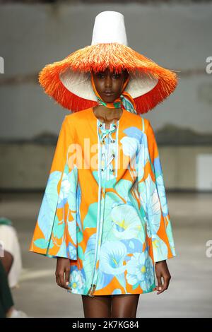 ©Pierre Teyssot/MAXPPP ; Leonard Paris : Runway - Paris Fashion Week - Damenmode Frühjahr/Sommer 2023. Paris, Frankreich am 30. September 2022. Ein Model geht auf der Leonard Paris Fashion Show auf die Piste Â© Pierre Teyssot / Maxppp Stockfoto