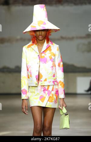 ©Pierre Teyssot/MAXPPP ; Leonard Paris : Runway - Paris Fashion Week - Damenmode Frühjahr/Sommer 2023. Paris, Frankreich am 30. September 2022. Ein Model geht auf der Leonard Paris Fashion Show auf die Piste Â© Pierre Teyssot / Maxppp Stockfoto