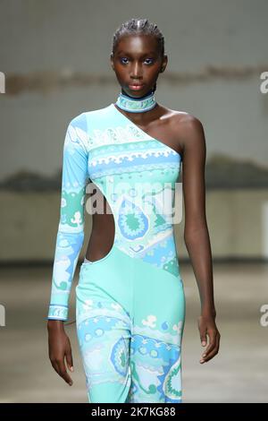 ©Pierre Teyssot/MAXPPP ; Leonard Paris : Runway - Paris Fashion Week - Damenmode Frühjahr/Sommer 2023. Paris, Frankreich am 30. September 2022. Ein Model geht auf der Leonard Paris Fashion Show auf die Piste Â© Pierre Teyssot / Maxppp Stockfoto