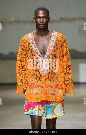 ©Pierre Teyssot/MAXPPP ; Leonard Paris : Runway - Paris Fashion Week - Damenmode Frühjahr/Sommer 2023. Paris, Frankreich am 30. September 2022. Ein Model geht auf der Leonard Paris Fashion Show auf die Piste Â© Pierre Teyssot / Maxppp Stockfoto