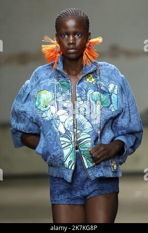 ©Pierre Teyssot/MAXPPP ; Leonard Paris : Runway - Paris Fashion Week - Damenmode Frühjahr/Sommer 2023. Paris, Frankreich am 30. September 2022. Ein Model geht auf der Leonard Paris Fashion Show auf die Piste Â© Pierre Teyssot / Maxppp Stockfoto