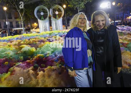 ©PHOTOPQR/LE PARISIEN/olivier corsan ; Paris ; 30/09/2022 ; Paris, Frankreich, le 30 septembre 2022. Visite de Presse de la Nuit Blanche 2022 de Paris en présence de Carine Rolland (à droite), adjointe à la Maire de Paris en Charge de la culture et de la ville du quart d'heure et de Kitty Hartl (à gauche), Directrice artistique - Insel Foam de Stéphanie Lüning . Sculpture de Mousse monumentale, Piazza Beaubourg Foto : LP /Olivier Corsan Paris, Frankreich, 30. September 2022. Pressebesuch der Nuit Blanche 2022 in Paris im Beisein von Carine Rolland, der stellvertretenden Bürgermeisterin von Paris, die für Kultur zuständig ist Stockfoto