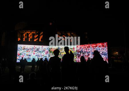 ©PHOTOPQR/LE PARISIEN/olivier corsan ; Paris ; 30/09/2022 ; Paris, Frankreich, le 30 septembre 2022. Visite de Presse de la Nuit Blanche 2022 de Paris en présence de Carine Rolland, adjointe à la Maire de Paris en Charge de la culture et de la ville du quart d'heure et de Kitty Hartl, directrice artistique - Speculum, The Garden of Earthly Delight du collectif SMACK. Triptyque numérique monumental, Jardin Nelson Mandela Foto : LP /Olivier Corsan Paris, Frankreich, 30. September 2022. Pressebesuch der Nuit Blanche 2022 in Paris in Anwesenheit von Carine Rolland, der stellvertretenden Bürgermeisterin von Paris, die für die c Stockfoto