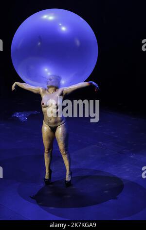 ©PHOTOPQR/LE PARISIEN/olivier corsan ; Paris ; 30/09/2022 ; Paris, Frankreich, le 30 septembre 2022. Visite de Presse de la Nuit Blanche 2022 de Paris en présence de Carine Rolland, adjointe à la Maire de Paris en Charge de la culture et de la ville du quart d'heure et de Kitty Hartl, directrice artistique - Cabaret New Burlesque, direction artistique, Kitty Hartl. Show burlesque, Théâtre du Châtelet Foto : LP /Olivier Corsan Paris, Frankreich, 30. September 2022. Pressebesuch der Nuit Blanche 2022 in Paris im Beisein von Carine Rolland, der stellvertretenden Bürgermeisterin von Paris, die für Kultur und Quarter zuständig ist Stockfoto