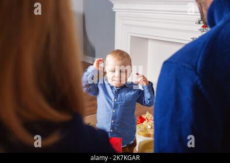 Liebenswert Baby junge warten Geschenk von den Eltern Stockfoto