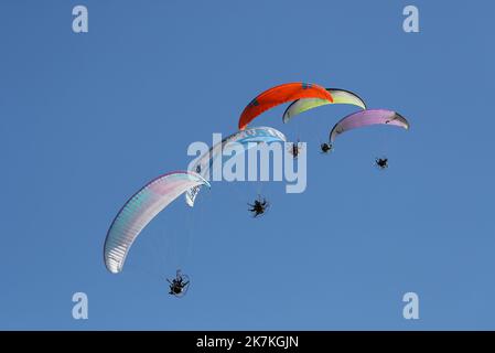 Thierry LARRET/MAXPPP. Festival Aeronautique. Ailes et Volcans Cervolix. Le 2 octobre 2022 Aerodrome Issoire Le Broc. Issoire (63). PARAMOTEUR Stockfoto