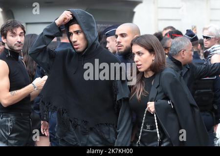 ©Pierre Teyssot/MAXPPP ; 2022 Paris Fashion Week S/S 23 Gäste bei der Givenchy Fashion Show. Paris, Frankreich am 2. Oktober 2022. VIPs, Models und Gäste kommen, Achraf Hakimi (Fußballspieler der PSG) mit einer Frau Â© Pierre Teyssot / Maxppp Stockfoto