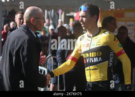 ©Laurent Lairys/MAXPPP - Christophe Laporte von Jumbo - Visma und Jean Luc Van den Broucke beim Radrennen Binche - Chimay - Binche 2022, Memorial Frank Vandenbrouck am 4. Oktober 2022 in Binche, Belgien - Foto Laurent Lairys / MAXPPP Stockfoto