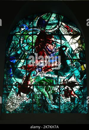 Chagall-Fenster aus Buntglas in der Abbell-Synagoge im Hadassah-Krankenhaus in Jerusalem. Stockfoto