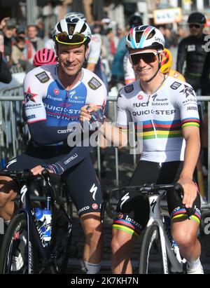 ©Laurent Lairys/MAXPPP - Remco Evenepoel und Iijo Keisse vom Quick Step Alpha Vinyl Team beim Binche - Chimay - Binche 2022, Memorial Frank Vandenbrouck Radrennen am 4. Oktober 2022 in Binche, Belgien - Foto Laurent Lairys / MAXPPP Stockfoto