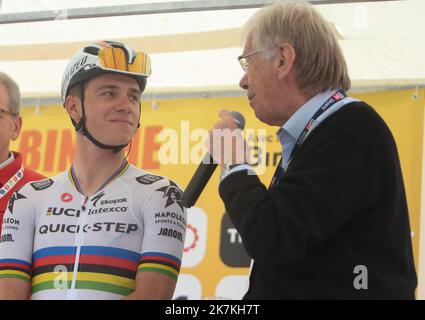 ©Laurent Lairys/MAXPPP - Remco Evenepoel vom Quick Step Alpha Vinyl Team und Daniel Mangeas beim Binche - Chimay - Binche 2022, Memorial Frank Vandenbrouck Radrennen am 4. Oktober 2022 in Binche, Belgien - Foto Laurent Lairys / MAXPPP Stockfoto