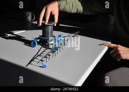 ©PHOTOPQR/VOIX DU Nord/PIERRE LE MASSON ; Illies 04 10 2022 präsentation d'un robot destiné à aider les Agriculteurs pour rentabiliser l'arrosage des plantaments et économiser le temps et l'Eau utilisée. Illies, Frankreich, oktober 4. 2022 Präsentation eines Roboters, der den Landwirten helfen soll, die Bewässerung von Plantagen profitabel zu gestalten und Zeit und das verwendete Wasser zu sparen. Stockfoto