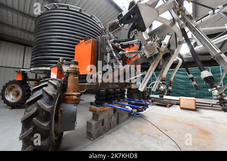 ©PHOTOPQR/VOIX DU Nord/PIERRE LE MASSON ; Illies 04 10 2022 präsentation d'un robot destiné à aider les Agriculteurs pour rentabiliser l'arrosage des plantaments et économiser le temps et l'Eau utilisée. Illies, Frankreich, oktober 4. 2022 Präsentation eines Roboters, der den Landwirten helfen soll, die Bewässerung von Plantagen profitabel zu gestalten und Zeit und das verwendete Wasser zu sparen. Stockfoto