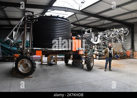 ©PHOTOPQR/VOIX DU Nord/PIERRE LE MASSON ; Illies 04 10 2022 präsentation d'un robot destiné à aider les Agriculteurs pour rentabiliser l'arrosage des plantaments et économiser le temps et l'Eau utilisée. Illies, Frankreich, oktober 4. 2022 Präsentation eines Roboters, der den Landwirten helfen soll, die Bewässerung von Plantagen profitabel zu gestalten und Zeit und das verwendete Wasser zu sparen. Stockfoto