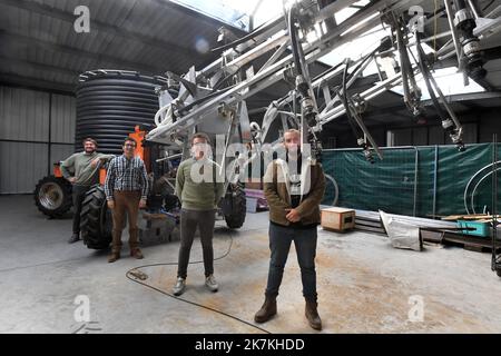 ©PHOTOPQR/VOIX DU Nord/PIERRE LE MASSON ; Illies 04 10 2022 präsentation d'un robot destiné à aider les Agriculteurs pour rentabiliser l'arrosage des plantaments et économiser le temps et l'Eau utilisée. Illies, Frankreich, oktober 4. 2022 Präsentation eines Roboters, der den Landwirten helfen soll, die Bewässerung von Plantagen profitabel zu gestalten und Zeit und das verwendete Wasser zu sparen. Stockfoto