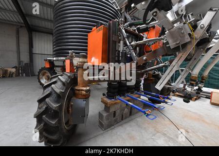 ©PHOTOPQR/VOIX DU Nord/PIERRE LE MASSON ; Illies 04 10 2022 präsentation d'un robot destiné à aider les Agriculteurs pour rentabiliser l'arrosage des plantaments et économiser le temps et l'Eau utilisée. Illies, Frankreich, oktober 4. 2022 Präsentation eines Roboters, der den Landwirten helfen soll, die Bewässerung von Plantagen profitabel zu gestalten und Zeit und das verwendete Wasser zu sparen. Stockfoto