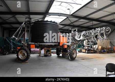 ©PHOTOPQR/VOIX DU Nord/PIERRE LE MASSON ; Illies 04 10 2022 präsentation d'un robot destiné à aider les Agriculteurs pour rentabiliser l'arrosage des plantaments et économiser le temps et l'Eau utilisée. Illies, Frankreich, oktober 4. 2022 Präsentation eines Roboters, der den Landwirten helfen soll, die Bewässerung von Plantagen profitabel zu gestalten und Zeit und das verwendete Wasser zu sparen. Stockfoto