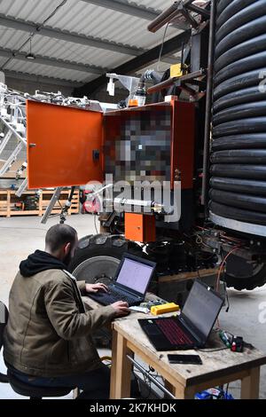 ©PHOTOPQR/VOIX DU Nord/PIERRE LE MASSON ; Illies 04 10 2022 präsentation d'un robot destiné à aider les Agriculteurs pour rentabiliser l'arrosage des plantaments et économiser le temps et l'Eau utilisée. Illies, Frankreich, oktober 4. 2022 Präsentation eines Roboters, der den Landwirten helfen soll, die Bewässerung von Plantagen profitabel zu gestalten und Zeit und das verwendete Wasser zu sparen. Stockfoto