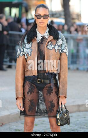 ©Pierre Teyssot/MAXPPP ; 2022 Paris Fashion Week S/S 23 Gäste bei der Miu Miu Fashion Show. Paris, Frankreich am 4. Oktober 2022. VIPs, Models und Gäste kommen, Cindy Bruna Â© Pierre Teyssot / Maxppp Stockfoto