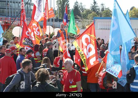 ©PHOTOPQR/L'ALSACE/Jean-Marc LOOS ; Strasbourg ; 05/10/2022 ; Une Manifestation à l'Appel de la Confédération Européenne des syndicats a rassemblé quelques 200 personnes devant le Parlement européen à Strasbourg le 5 octobre 2022. - Straßburg, Frankreich, 5. 2022. oktober - 200 Menschen protestieren vor dem Europäischen Parlament mit der europäischen Gewerkschaft Stockfoto