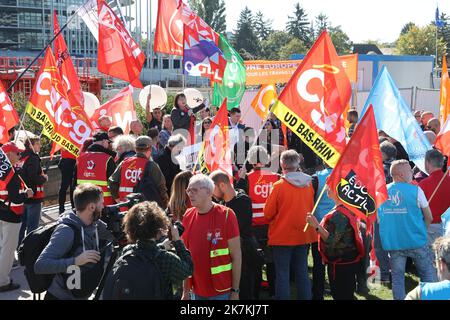 ©PHOTOPQR/L'ALSACE/Jean-Marc LOOS ; Strasbourg ; 05/10/2022 ; Une Manifestation à l'Appel de la Confédération Européenne des syndicats a rassemblé quelques 200 personnes devant le Parlement européen à Strasbourg le 5 octobre 2022. - Straßburg, Frankreich, 5. 2022. oktober - 200 Menschen protestieren vor dem Europäischen Parlament mit der europäischen Gewerkschaft Stockfoto