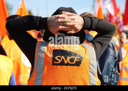 ©PHOTOPQR/L'ALSACE/Jean-Marc LOOS ; Strasbourg ; 05/10/2022 ; UN syndicaliste de la SNCF lors d'une Manifestation à l'Appel de la Confédération Européenne devant le Parlament européen à Strasbourg le 5 octobre 2022. - Straßburg, Frankreich, 5. 2022. oktober - 200 Menschen protestieren vor dem Europäischen Parlament mit der europäischen Gewerkschaft Stockfoto