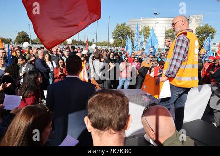 ©PHOTOPQR/L'ALSACE/Jean-Marc LOOS ; Strasbourg ; 05/10/2022 ; Une Manifestation à l'Appel de la Confédération Européenne des syndicats a rassemblé quelques 200 personnes devant le Parlement européen à Strasbourg le 5 octobre 2022. - Straßburg, Frankreich, 5. 2022. oktober - 200 Menschen protestieren vor dem Europäischen Parlament mit der europäischen Gewerkschaft Stockfoto