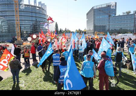 ©PHOTOPQR/L'ALSACE/Jean-Marc LOOS ; Strasbourg ; 05/10/2022 ; Une Manifestation à l'Appel de la Confédération Européenne des syndicats a rassemblé quelques 200 personnes devant le Parlement européen à Strasbourg le 5 octobre 2022. - Straßburg, Frankreich, 5. 2022. oktober - 200 Menschen protestieren vor dem Europäischen Parlament mit der europäischen Gewerkschaft Stockfoto