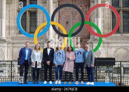 ©Pierre Teyssot/MAXPPP ; PRÄSENTATION DES OLYMPISCHEN MARATHONS 2024 IN PARIS. Paris, Frankreich am 5. Oktober 2022. Ein Familienbild vor dem Rathaus mit Anne Hidalgo (Bürgermeisterin von Paris), Tony Estanguet, Yohan Durand, Paula Radcliffe, Sebastian Coe Â© Pierre Teyssot / Maxppp Stockfoto