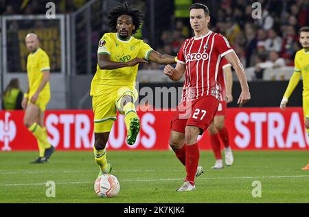 ©PHOTOPQR/OUEST FRANCE/Jérôme Fouquet ; FRIBOURG ; 06/10/2022 ; Fußball. Europa Ligue. Fribourg / FC Nantes. Samuel Moutoussamy und Nicolas Höfler. Foto: Jérôme Fouquet/Ouest-France. Stockfoto