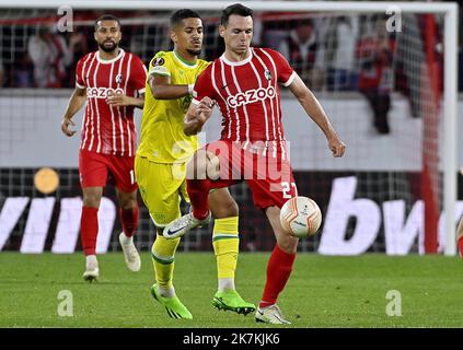 ©PHOTOPQR/OUEST FRANCE/Jérôme Fouquet ; FRIBOURG ; 06/10/2022 ; Fußball. Europa Ligue. Fribourg / FC Nantes. Ludovic Blas und Nicolas Höfler. Foto: Jérôme Fouquet/Ouest-France. Stockfoto