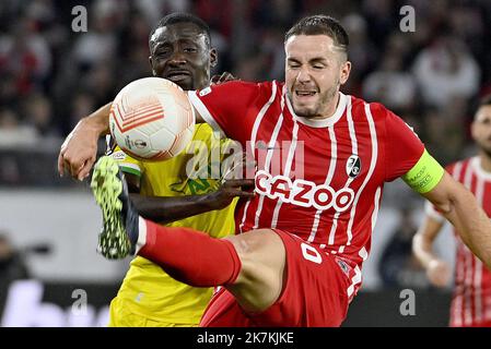 ©PHOTOPQR/OUEST FRANCE/Jérôme Fouquet ; FRIBOURG ; 06/10/2022 ; Fußball. Europa Ligue. Fribourg / FC Nantes. Christian Günter und Dennis Appiah. Foto: Jérôme Fouquet/Ouest-France. Stockfoto