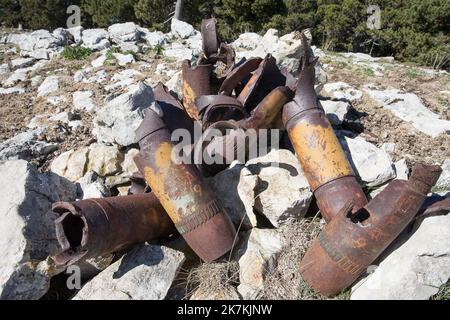 ©PHOTOPQR/LE DAUPHINE/Fabrice ANTERION ; Saint-Agnan-en-Vercors ; 05/10/2022 ; Le Dauphine Libere - Photo Fabrice ANTERION , Saint Agnan (Drome), Jasse de Peyre Rouge, le 05.10.2022. Jornee participative de ramassage de dechets militaires (obus inertes), avec les eco-gardes, dans la Reserve naturelle des hauts plateaus du Vercors. En effet de 1954 au Milieu des année 1970 , des Zone de tir ont ete crees a Peyre Rouge - Vercors, Middle eatsren Frankreich, okt 5. 2022 Reinigungsbetrieb im Vercors. An diesem Mittwoch, dem 5. Oktober, wurden etwa dreißig Menschen von den Wachen des Naturschutzgebietes eingeladen. Alle d Stockfoto