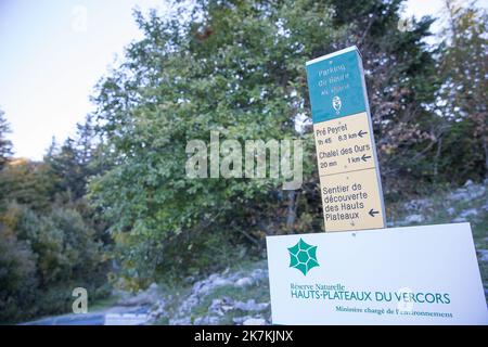 ©PHOTOPQR/LE DAUPHINE/Fabrice ANTERION ; Saint-Agnan-en-Vercors ; 05/10/2022 ; Le Dauphine Libere - Photo Fabrice ANTERION , Saint Agnan (Drome), Jasse de Peyre Rouge, le 05.10.2022. Jornee participative de ramassage de dechets militaires (obus inertes), avec les eco-gardes, dans la Reserve naturelle des hauts plateaus du Vercors. En effet de 1954 au Milieu des année 1970 , des Zone de tir ont ete crees a Peyre Rouge - Vercors, Middle eatsren Frankreich, okt 5. 2022 Reinigungsbetrieb im Vercors. An diesem Mittwoch, dem 5. Oktober, wurden etwa dreißig Menschen von den Wachen des Naturschutzgebietes eingeladen. Alle d Stockfoto