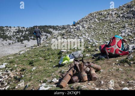 ©PHOTOPQR/LE DAUPHINE/Fabrice ANTERION ; Saint-Agnan-en-Vercors ; 05/10/2022 ; Le Dauphine Libere - Photo Fabrice ANTERION , Saint Agnan (Drome), Jasse de Peyre Rouge, le 05.10.2022. Jornee participative de ramassage de dechets militaires (obus inertes), avec les eco-gardes, dans la Reserve naturelle des hauts plateaus du Vercors. En effet de 1954 au Milieu des année 1970 , des Zone de tir ont ete crees a Peyre Rouge - Vercors, Middle eatsren Frankreich, okt 5. 2022 Reinigungsbetrieb im Vercors. An diesem Mittwoch, dem 5. Oktober, wurden etwa dreißig Menschen von den Wachen des Naturschutzgebietes eingeladen. Alle d Stockfoto