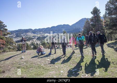 ©PHOTOPQR/LE DAUPHINE/Fabrice ANTERION ; Saint-Agnan-en-Vercors ; 05/10/2022 ; Le Dauphine Libere - Photo Fabrice ANTERION , Saint Agnan (Drome), Jasse de Peyre Rouge, le 05.10.2022. Jornee participative de ramassage de dechets militaires (obus inertes), avec les eco-gardes, dans la Reserve naturelle des hauts plateaus du Vercors. En effet de 1954 au Milieu des année 1970 , des Zone de tir ont ete crees a Peyre Rouge - Vercors, Middle eatsren Frankreich, okt 5. 2022 Reinigungsbetrieb im Vercors. An diesem Mittwoch, dem 5. Oktober, wurden etwa dreißig Menschen von den Wachen des Naturschutzgebietes eingeladen. Alle d Stockfoto