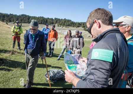 ©PHOTOPQR/LE DAUPHINE/Fabrice ANTERION ; Saint-Agnan-en-Vercors ; 05/10/2022 ; Le Dauphine Libere - Photo Fabrice ANTERION , Saint Agnan (Drome), Jasse de Peyre Rouge, le 05.10.2022. Jornee participative de ramassage de dechets militaires (obus inertes), avec les eco-gardes, dans la Reserve naturelle des hauts plateaus du Vercors. En effet de 1954 au Milieu des année 1970 , des Zone de tir ont ete crees a Peyre Rouge - Vercors, Middle eatsren Frankreich, okt 5. 2022 Reinigungsbetrieb im Vercors. An diesem Mittwoch, dem 5. Oktober, wurden etwa dreißig Menschen von den Wachen des Naturschutzgebietes eingeladen. Alle d Stockfoto