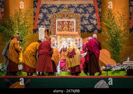 ©Olivier Donnars / Le Pictorium/MAXPPP - 17/09/2016 Olivier Donnars / Le Pictorium - 17/09/2016 - Frankreich - 17 septembre 2016 : Tenzin GYATSO, 14e Dalai Lama, donne un cycle d'enseignement pour les bouddhistes de France au zenith de Strasbourg (67), Frankreich. 17. September 2016: Tenzin GYATSO, 14. Dalai Lama, gibt einen Zyklus der Erziehung für Buddhisten aus Frankreich auf dem Höhepunkt von Straßburg (67), Frankreich . / 17/09/2016 - Frankreich - 17. September 2016: Tenzin GYATSO, 14. Dalai Lama, gibt einen Zyklus der Erziehung für Buddhisten aus Frankreich auf dem Höhepunkt von Straßburg (67), Frankreich . Stockfoto