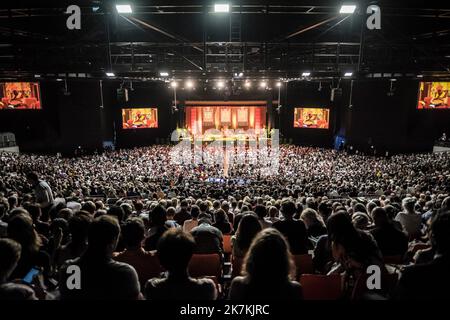 ©Olivier Donnars / Le Pictorium/MAXPPP - 17/09/2016 Olivier Donnars / Le Pictorium - 17/09/2016 - Frankreich - 17 septembre 2016 : Pres de 10 000 personnes sont venues de France et d'Allemagne assister durant 2 jours a l'enseignement du Dalai Lama. Zenith de Strasbourg (67), Frankreich. / 17/09/2016 - Frankreich - 17. September 2016: Fast 10.000 Menschen kamen aus Frankreich und Deutschland, um 2 Tage lang an der Lehre des Dalai Lama teilzunehmen. Zenith von Straßburg (67), Frankreich. Stockfoto