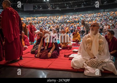 ©Olivier Donnars / Le Pictorium/MAXPPP - 17/09/2016 Olivier Donnars / Le Pictorium - 17/09/2016 - Frankreich - 17 septembre 2016 : Des moines du monastere de Nandala, pres de Toulouse sont venus ecouter Tenzin GYATSO, 14e Dalai Lama, qui donne un cycle d'enseignement pour les bouddhistes de France au Zenith de Strasbourg (67), Frankreich. 17. September 2016: Der Dalai Lama Tenzin GYATSO 14. gibt am Höhepunkt von Straßburg einen Zyklus der Erziehung für Buddhisten aus Frankreich. Mönche aus dem Kloster Nandala, in der Nähe von Toulouse, nehmen an der Sitzung des Dalai Lama Teil. Straßburg (67), Frankreich . / 17/09/2016 - Frankreich - Se Stockfoto