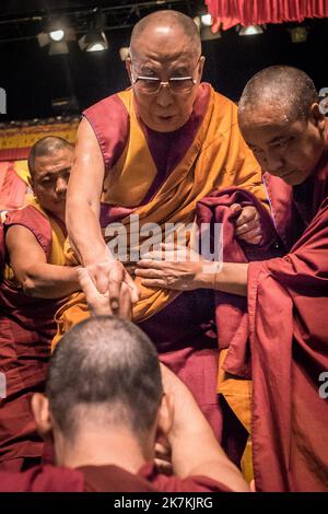 ©Olivier Donnars / Le Pictorium/MAXPPP - 17/09/2016 Olivier Donnars / Le Pictorium - 17/09/2016 - Frankreich - 17 septembre 2016 : A la fin de la seance d'Initiation, un moine n'hesite pas a aller saluer le Dalai Lama. Straßburg (67), Frankreich. / 17/09/2016 - Frankreich - 17. September 2016: Am Ende der Initiationssitzung zögert ein Mönch nicht, den Dalai Lama zu begrüßen. Straßburg (67), Frankreich. Stockfoto