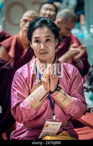 ©Olivier Donnars / Le Pictorium/MAXPPP - 18/09/2016 Olivier Donnars / Le Pictorium - 18/09/2016 - Frankreich - 18 septembre 2016 : Femme d'origine mongole ecoutant l'enseignement donne par le Dalai Lama au Zenith de Strasbourg (67), Frankreich. / 18/09/2016 - Frankreich - 18. September 2016: Frau mongolischer Abstammung, die den Unterricht des Dalai Lama im Zenith in Straßburg (67), Frankreich, hört. Stockfoto