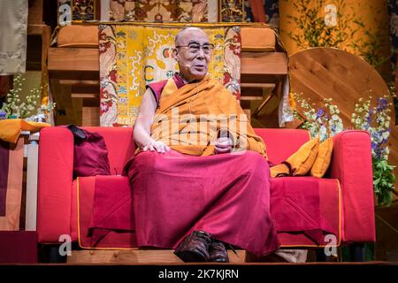 ©Olivier Donnars / Le Pictorium/MAXPPP - 17/09/2016 Olivier Donnars / Le Pictorium - 17/09/2016 - Frankreich - 17 septembre 2016 : Tenzin GYATSO, 14e Dalai Lama, donne un cycle d'enseignement pour les bouddhistes de France au zenith de Strasbourg (67), Frankreich. 17. September 2016: Tenzin GYATSO, 14. Dalai Lama, gibt einen Zyklus der Erziehung für Buddhisten aus Frankreich auf dem Höhepunkt von Straßburg (67), Frankreich . / 17/09/2016 - Frankreich - 17. September 2016: Tenzin GYATSO, 14. Dalai Lama, gibt einen Zyklus der Erziehung für Buddhisten aus Frankreich auf dem Höhepunkt von Straßburg (67), Frankreich . Stockfoto