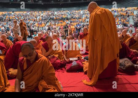 ©Olivier Donnars / Le Pictorium/MAXPPP - 17/09/2016 Olivier Donnars / Le Pictorium - 17/09/2016 - Frankreich - 17 septembre 2016 : Des moines du monastere de Nandala, pres de Toulouse sont venus ecouter Tenzin GYATSO, 14e Dalai Lama, qui donne un cycle d'enseignement pour les bouddhistes de France au Zenith de Strasbourg (67), Frankreich. 17. September 2016: Der Dalai Lama Tenzin GYATSO 14. gibt am Höhepunkt von Straßburg einen Zyklus der Erziehung für Buddhisten aus Frankreich. Mönche aus dem Kloster Nandala, in der Nähe von Toulouse, nehmen an der Sitzung des Dalai Lama Teil. Straßburg (67), Frankreich . / 17/09/2016 - Frankreich - Stockfoto