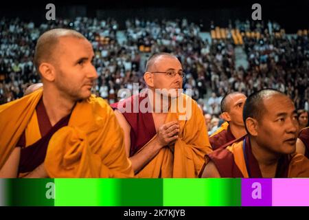 ©Olivier Donnars / Le Pictorium/MAXPPP - 17/09/2016 Olivier Donnars / Le Pictorium - 17/09/2016 - Frankreich - 17 septembre 2016 : Tenzin GYATSO, 14e Dalai Lama, qui donne un cycle d'enseignement pour les boddhistes de France au zenith de Strasbourg. Des moines du monastere de Nandala, pres de Toulouse, Assistent a l'enseignement. Straßburg (67), Frankreich. 17. September 2016: Der Dalai Lama Tenzin GYATSO 14. gibt am Höhepunkt von Straßburg einen Zyklus der Erziehung für Buddhisten aus Frankreich. Mönche aus dem Kloster Nandala, in der Nähe von Toulouse, nehmen an der Sitzung des Dalai Lama Teil. Straßburg (67), Frankreich . / 17 Stockfoto