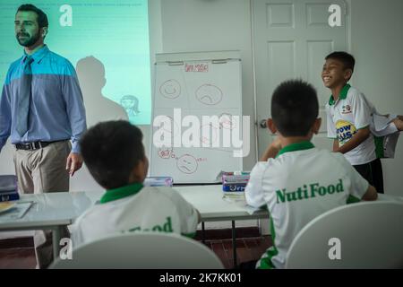 ©Olivier Donnars / Le Pictorium/MAXPPP - Ho Chi Minh-Ville 07/12/2015 Olivier Donnars / Le Pictorium - 7/12/2015 - Vietnam / Ho Chi Minh-Ville - 7 decembre 2015 : Academie de Football JMG (Jean-Marc Guillou). Entre deux entrainements, les joueurs prennent des cours d'Anglais et suivent une scolarite normale donnee par des professeurs de l'academie. Ho Chi Minh-Ville, Vietnam. 7. Dezember 2015 : Zwischen den Trainingseinheiten nehmen die Spieler Englischunterricht und folgen einer normalen Schulbildung, die von Professoren der Akademie gegeben wird. Ho-Chi-Minh-Stadt, Vietnam. / 7/12/2015 - Vietnam / Ho Chi Minh-Stadt - Decemb Stockfoto