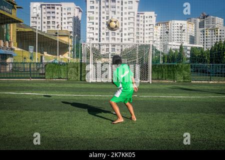 ©Olivier Donnars / Le Pictorium/MAXPPP - Ho Chi Minh-Ville 07/12/2015 Olivier Donnars / Le Pictorium - 7/12/2015 - Vietnam / Ho Chi Minh-Ville - 7 decembre 2015 : Academie de Football JMG (Jean-Marc Guillou). Dans toutes les academies JMG, le rituel est immuable dans toutes les academies : les joueurs repetent leurs gammes en enchainant les jonglages et leurs combinaisons (tete, cusses, exterieur du pied et epaules). Ho Chi Minh-Ville, Vietnam. 7. Dezember 2015: In allen JMG Academies ist das Ritual in allen Akademien unveränderlich Spieler wiederholen ihre Linien durch die Verknüpfung der Jonglieren und Kombinationen Stockfoto