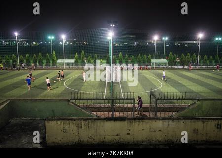 ©Olivier Donnars / Le Pictorium/MAXPPP - Ho Chi Minh-Ville 07/12/2015 Olivier Donnars / Le Pictorium - 7/12/2015 - Vietnam / Ho Chi Minh-Ville - 7 decembre 2015 : Academie de Football JMG (Jean-Marc Guillou). Le soir, les Terrains de foot de l'ancien Hippodrome se remplissent de joeurs amateurs. Ho Chi Minh-Ville, Vietnam. 7. Dezember 2015: Am Abend füllen sich die ehemaligen Fußballfelder der Rennbahn mit Fanjoeurs. Ho-Chi-Minh-Stadt, Vietnam. / 7/12/2015 - Vietnam / Ho Chi Minh-Stadt - 7. Dezember 2015: Am Abend füllen sich die ehemaligen Rennbahn-Fußballfelder mit Fanspielern. Ho-Chi-Minh-Stadt Stockfoto