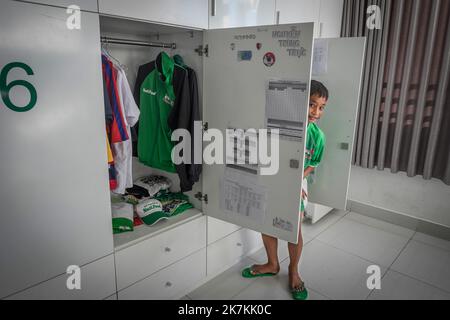 ©Olivier Donnars / Le Pictorium/MAXPPP - Ho Chi Minh-Ville 08/12/2015 Olivier Donnars / Le Pictorium - 8/12/2015 - Vietnam / Ho Chi Minh-Ville - 8 decembre 2015 : Academie de Football JMG (Jean-Marc Guillou). TR?c, le numero 7 de l'equipe, est le plus jeune et l'un des plus prometteurs. Sur son armoire figurent ses performances en jongle, ce qui lui permet de suivre son Evolution de semaine en semaine. Ho Chi Minh-Ville, Vietnam. 8. Dezember 2015: Thing , das Team mit der Nummer 7 , ist das jüngste und eines der vielversprechendsten. Auf seinem Kleiderschrank enthalten Leistungen in Jonglecken , die es zu f ermöglicht Stockfoto